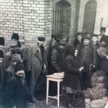 Dohányárú átadás a vasútállomáson