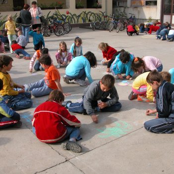 Gyerekek rajzolnak az iskolában