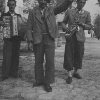 Muzsikusok a Turul szobornál