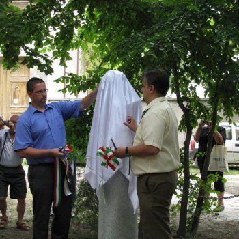 Guyon szoboravató és kiállításmegnyitó