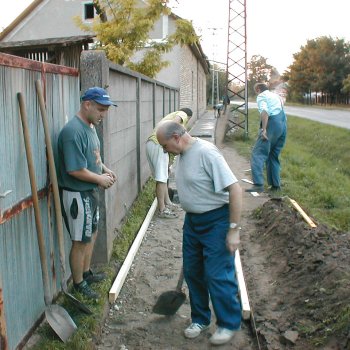 Helyi Közösség - Járdák Betonozása
