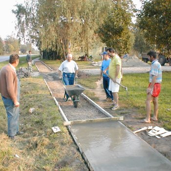 Helyi Közösség - Járdák Betonozása