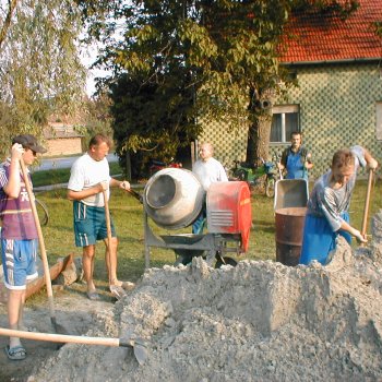 Helyi Közösség - Járdák Betonozása