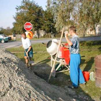 Helyi Közösség - Járdák Betonozása