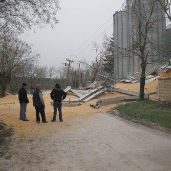 Szétdőlt Siló a Vasút Utcában