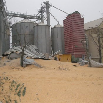 Szétdőlt Siló a Vasút Utcában