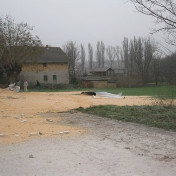 Szétdőlt Siló a Vasút Utcában